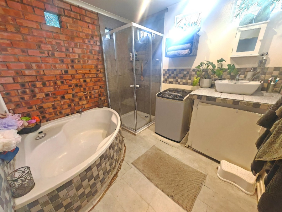 8 Bedroom Property for Sale in Fleurdal Free State